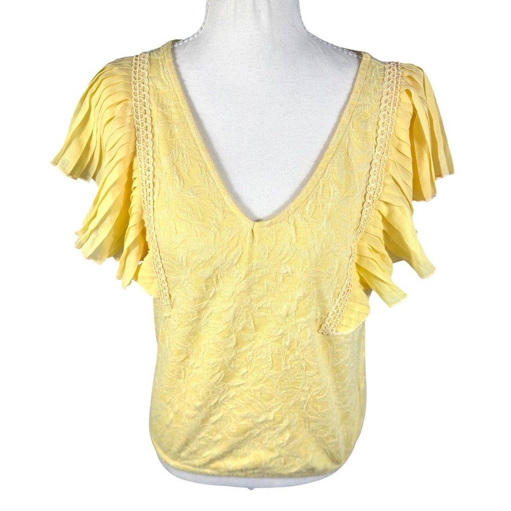 Belldini Pleated Flutter Sleeve Top Womens‎ Medium Yellow Jacquard Lace V-Neck - Picture 2 of 9